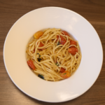 LINGUINE COM TOMATE CONFITADO E MANJERICÃO