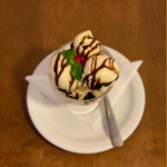 SORVETE COM CALDA DE CHOCOLATE