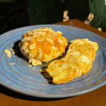 Queijo brie folhado com mel trufado e lâminas de amêndoas (R$74,00)