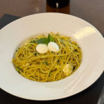 Espaguete ao pesto com muçarela de búfala e castanhas (R$63,00)