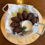 KAFTA SERVIDA COM MOLHO DE COALHADA