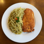 TILÁPIA EMPANADA COM ESPAGUETE AO PESTO