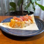 Bruschetta de queijo brie com presunto parma e mel (R$54,00)